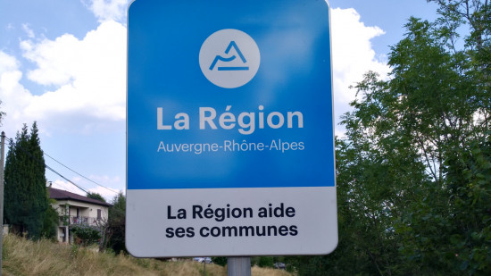 Une élue voulait faire retirer les panneaux bleus de la Région : la justice lyonnaise la déboute