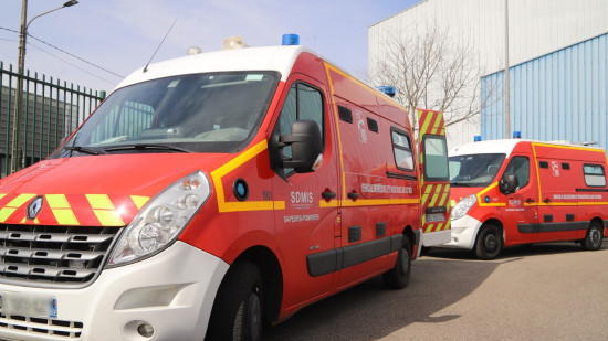 Près de Lyon : leur rodéo est stoppé, des jeunes provoquent une bagarre générale avec les pompiers et les gendarmes Près de Lyon : leur rodéo est stoppé, des jeunes provoquent une bagarre générale avec les pompiers et les gendarmes