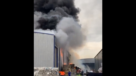 Violent incendie près de Lyon : 3 000 m² réduits en cendres, un blessé Violent incendie près de Lyon : 3 000 m² réduits en cendres, un blessé