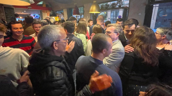 Présidentielle 2022 : applaudissements, sourires et chansons au QG d’Emmanuel Macron à Lyon