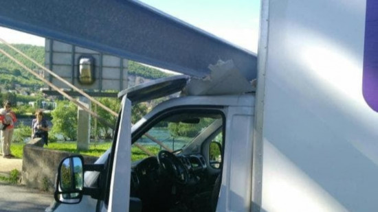 Près de Lyon : le pont de Couzon de nouveau fermé à la circulation… encore à cause d'un camion hors-gabarit !