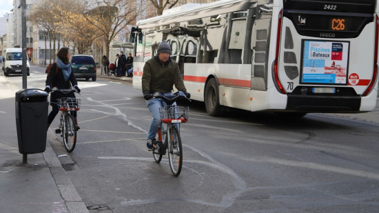 Lyon : une cycliste tombe et se fait écraser la jambe par un bus Lyon : une cycliste tombe et se fait écraser la jambe par un bus