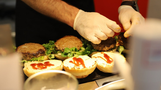 Lyon : "il faut environ 2400 litres d’eau pour fabriquer un burger" alerte l’Alec