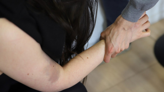 Lyon : il écope de trois ans ferme pour avoir frappé sa compagne et menace de la faire tuer Lyon : il écope de trois ans ferme pour avoir frappé sa compagne et menace de la faire tuer