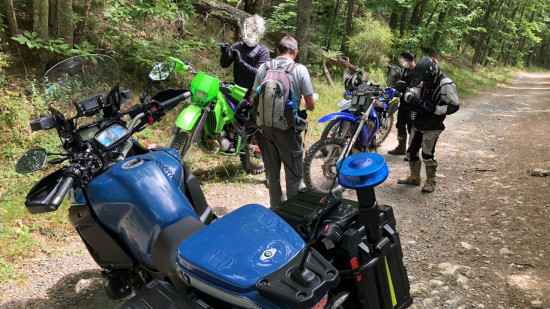Près de Lyon : vaste contrôle de motocross à la campagne, plusieurs infractions relevées