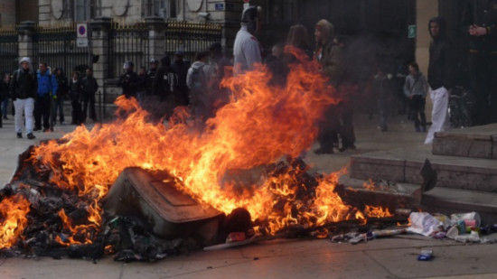 Lyon : trois jeunes incendient une poubelle