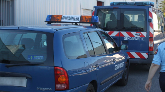 Près de Lyon : un homme armé se retranche à son domicile