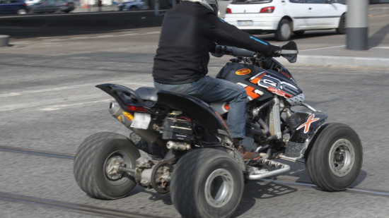 Il s’encastre dans un portail avec un quad qu’il essayait près de Lyon : 4 mois de prison avec sursis Il s’encastre dans un portail avec un quad qu’il essayait près de Lyon : 4 mois de prison avec sursis