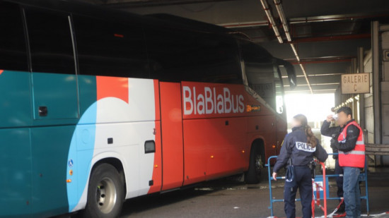 Près de Lyon : le car repart sans eux, un couple de Colombiens oublié sur une aire de repos