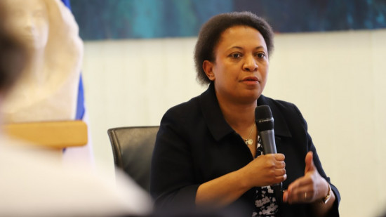 Fermeture de Renault à Vaulx-en-Velin : la maire Hélène Geoffroy tacle le "petit tour" sur place de Philippe Poutou