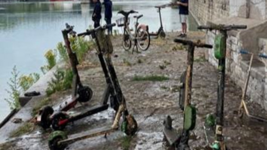 Journée mondiale de l'océan : des trottinettes, des Vélo'v, des téléphones et des ordinateurs repêchés dans le Rhône à Lyon