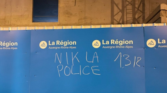 Près de Lyon : des tags anti-police sur le chantier du futur lycée Colonel Arnaud Beltrame Près de Lyon : des tags anti-police sur le chantier du futur lycée Colonel Arnaud Beltrame