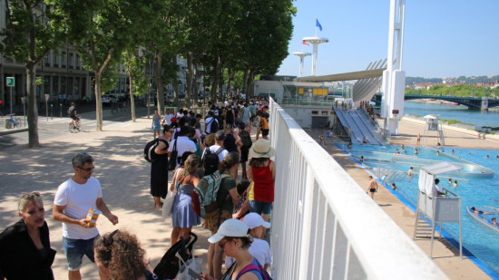 Canicule : à Lyon, des heures de queue devant la piscine du Rhône malgré les réservations