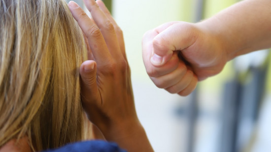 Pr&egrave;s de Lyon : il frappait sa compagne et son fils puis tentait de percuter un policier