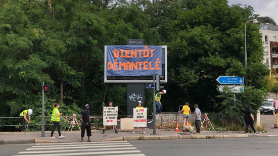 Métropole de Lyon : des militants démantèlent fictivement des écrans pubs avant le vote du conseil