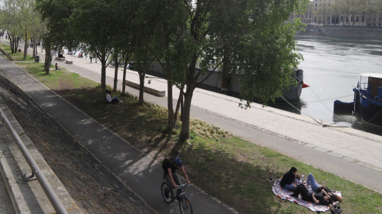 Lyon : il pique-niquait sur les berges du Rhône, un homme le poignarde à six reprises Lyon : il pique-niquait sur les berges du Rhône, un homme le poignarde à six reprises