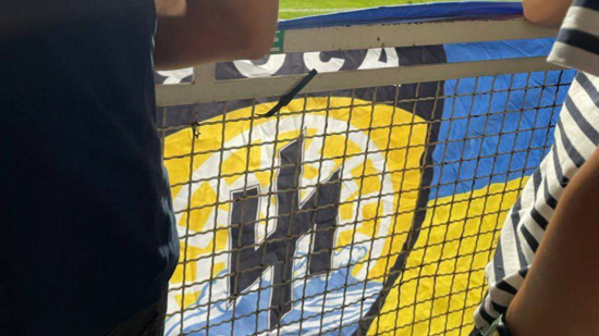 Des supporters lyonnais accusés d'avoir sorti un logo néonazi durant OL-Kiev Des supporters lyonnais accusés d'avoir sorti un logo néonazi durant OL-Kiev