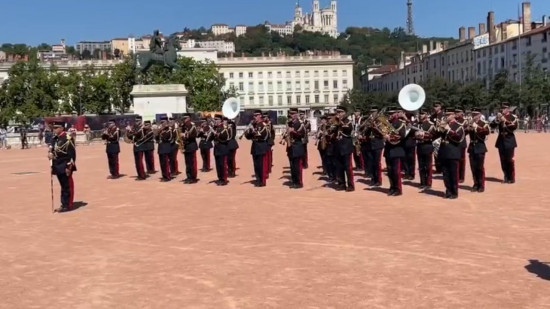 Lyon : la reprise réussie de The Weeknd par la Musique de l'Artillerie au défilé du 14 juillet - VIDEO Lyon : la reprise réussie de The Weeknd par la Musique de l'Artillerie au défilé du 14 juillet - VIDEO