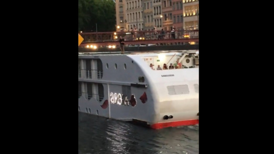 Lyon : il saute sur un bateau puis se jette dans la Saône - VIDEO Lyon : il saute sur un bateau puis se jette dans la Saône - VIDEO
