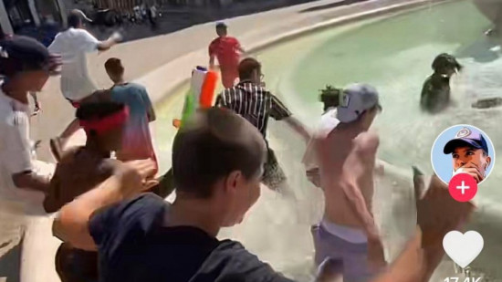 Lyon : des dizaines de jeunes réunis pour se baigner dans la fontaine des Jacobins