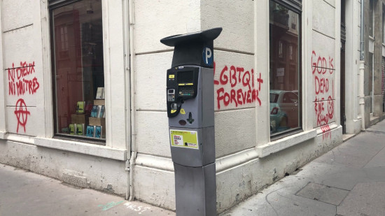 "God is dead" : une librairie catholique tagu&eacute;e par des anarchistes &agrave; Lyon