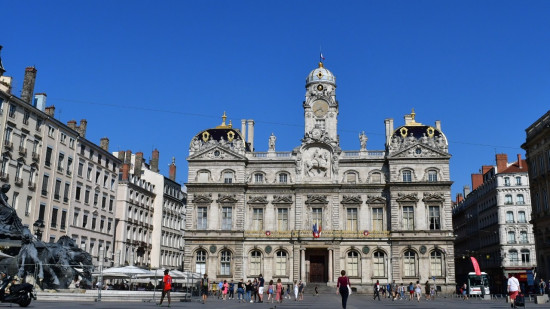 Lyon : deux policiers blessés à coups de tesson de bouteille en défendant une femme harcelée en pleine rue