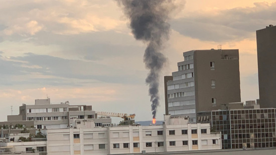 Feyzin : la torchère de nouveau utilisée par Total, un immense panache de fumée visible depuis Lyon