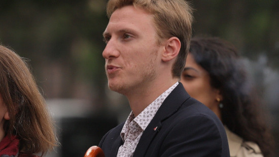 Les quatre députés NUPES du Rhône demandent l’arrêt des poursuites contre Warren Dalle et ses dessins à la craie