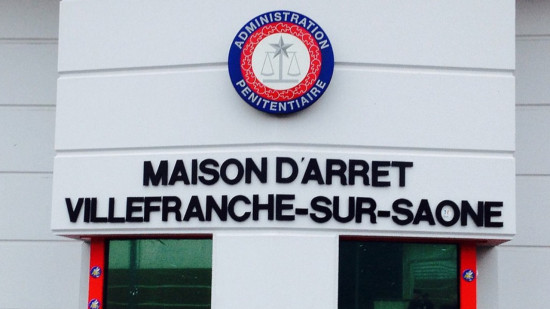 Villefranche : deux mineurs ont tenté de faire passer des colis au dessus du grillage de la prison Villefranche : deux mineurs ont tenté de faire passer des colis au dessus du grillage de la prison
