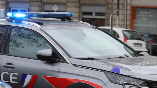 Un SDF frappe une femme pour voler son téléphone