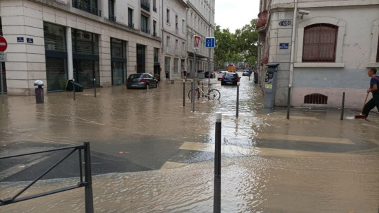 Lyon : importante inondation au niveau du cours Lafayette Lyon : importante inondation au niveau du cours Lafayette