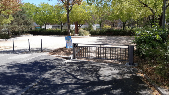 Près de Lyon : des barrières installées pour lutter contre les rodéos, les habitants circonspects Près de Lyon : des barrières installées pour lutter contre les rodéos, les habitants circonspects