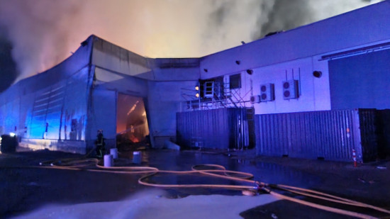 Villeurbanne : la piste criminelle privilégiée après l’immense incendie d’un entrepôt