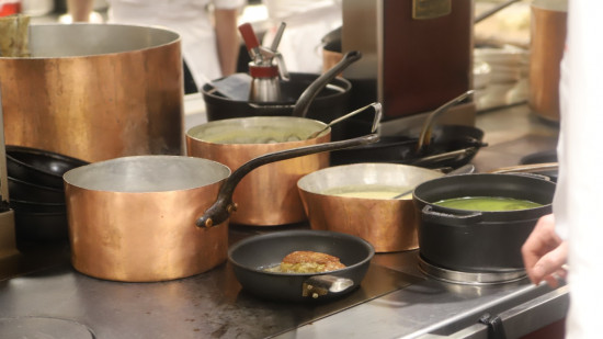 Cabines de bronzage dangereuses, températures trop élevées dans les restaurants : un bilan estival mitigé dans le Rhône