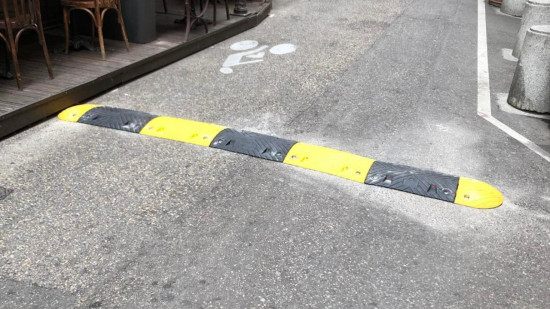 Lyon : le patron du café 203 installe un ralentisseur devant son établissement, la Métropole le démonte