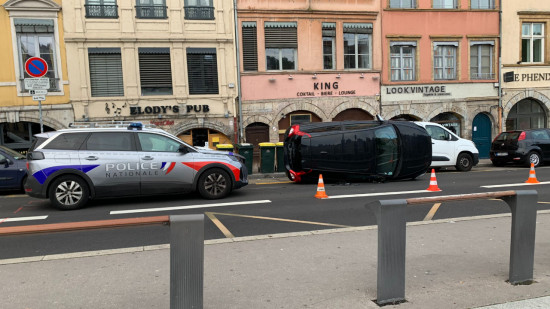 Lyon : une voiture se retourne sur les quais de Saône