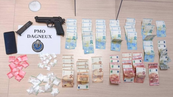 Près de Lyon : on trouve un pistolet, des stupéfiants et des liasses de billets dans leur voiture, ils sont laissés libres