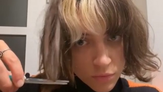 La chanteuse Pomme et d’autres artistes se coupent les cheveux pour soutenir les Iraniennes