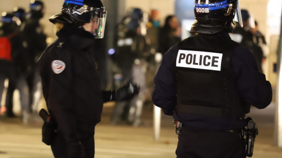 Près de Lyon : des jeunes s’organisent pour tendre un piège aux pompiers et policiers Près de Lyon : des jeunes s’organisent pour tendre un piège aux pompiers et policiers