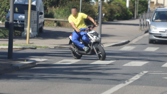 Lyon : à scooter, sans casque et sur une zone piétonne, il blesse un policier puis prend la fuite Lyon : à scooter, sans casque et sur une zone piétonne, il blesse un policier puis prend la fuite