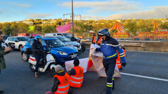 Lyon : la M7 restée bloquée une demi-heure par les militants écologistes de Dernière Rénovation !