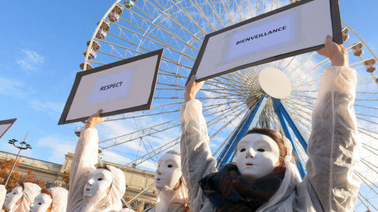 Pourquoi des femmes en blanc vont se retrouver et tomber sur la place Bellecour à Lyon ? Pourquoi des femmes en blanc vont se retrouver et tomber sur la place Bellecour à Lyon ?