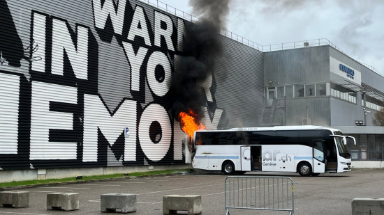 Lyon : un car en feu devant les anciennes usines Fagor-Brandt Lyon : un car en feu devant les anciennes usines Fagor-Brandt