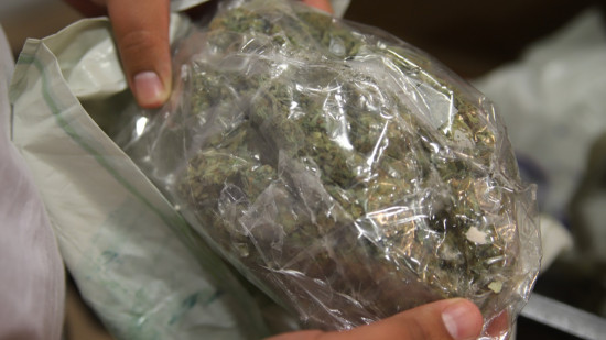 Près de Lyon : il jette des pains de cannabis par la fenêtre, ils atterrissent dans la cour d’une école