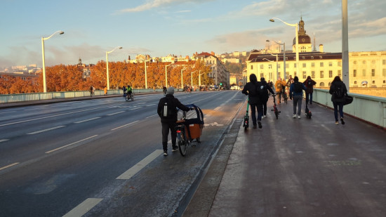 Verglas à Lyon : T5 perturbé et pont de la Guillotière fermé
