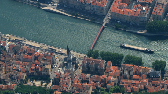 Après les RER, Emmanuel Macron réclame un "grand port de Marseille à Lyon"