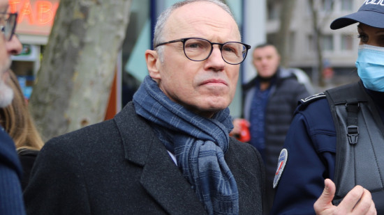 Tentative de brûler un drapeau français lors de la manifestation de jeudi à Lyon : le préfet condamne