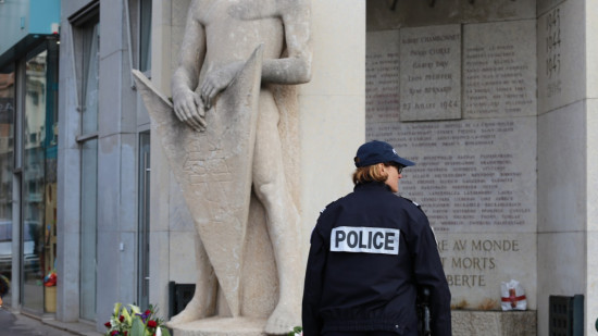 "Je ne vous donne pas l’autorisation de parler au nom de ma mère" : Grégory Doucet et son adjointe hués par la communauté juive