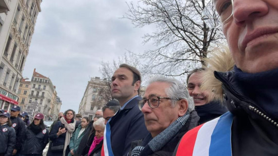 Doucet hué à la commémoration de la libération d'Auschwitz : les élus s'écharpent sur Twitter