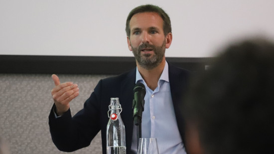 "Tous les habitants" de la Métropole de Lyon veulent moins de voitures devant chez eux selon Fabien Bagnon : un sondage maison qui passe mal sur Twitter